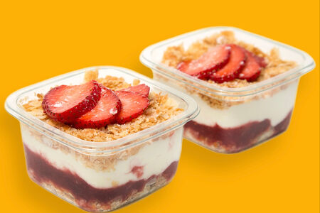 Пирожные Наполеон с клубникой в стаканчиках