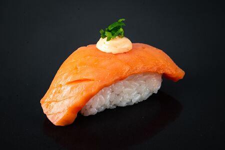 Суши с копчёным лососем, спайси