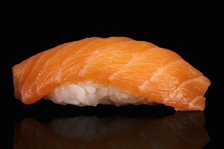 Суши с лососем