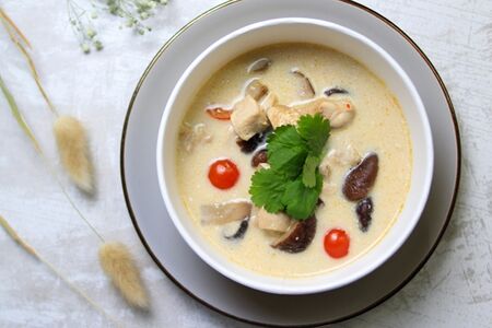 Том Кха с курицей