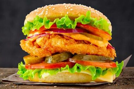 Бургер с цыпленком и сырным соусом