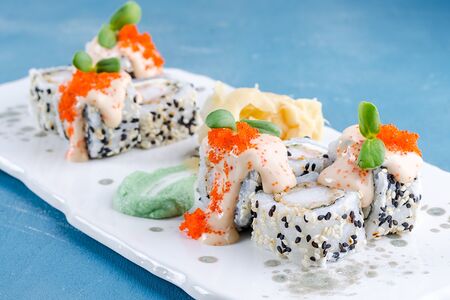 Ролл креветка, сливочный сыр и спайси тобико