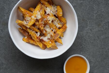 Батат фри с соусом манго-кимчи