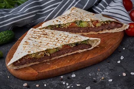 Плескавица в лаваше из говядины и свинины