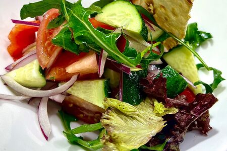 Салат из овощей и зелени