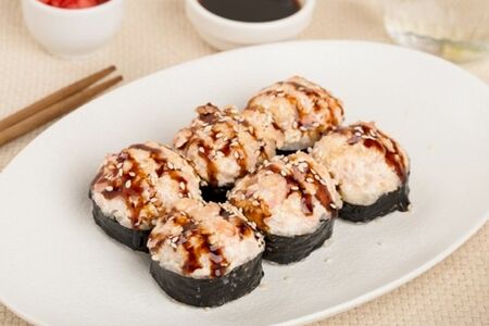 Запеченный ролл Холидей с салатной креветкой