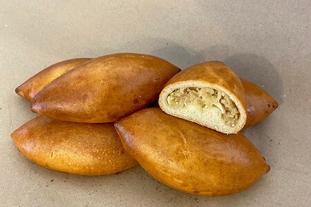 Пирожок ручной работы с капустой и яйцом