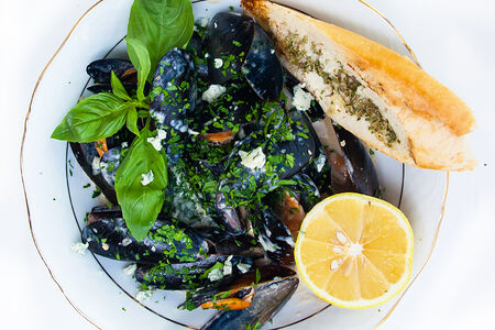 Свежие морские мидии с дорблю