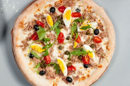 Пицца с тунцом на тонком тесте