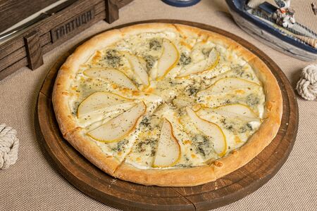 Пицца с грушей и сыром мон блю