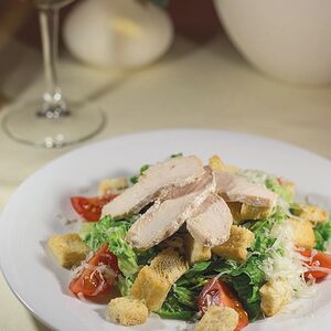 Салат Цезарь с курицей