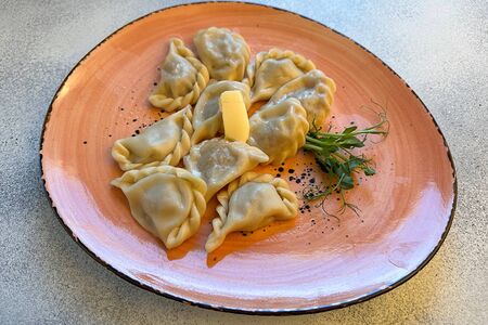 Пельмени с говядиной и копченым сыром