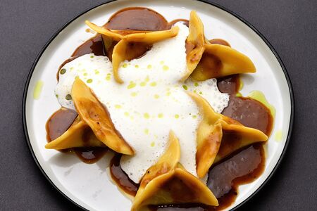 Равиоли с ягненком, сырным муссом и перечным соусом
