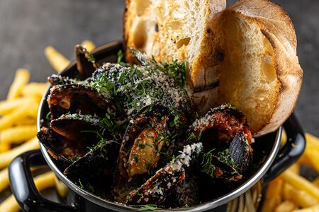 Мидии Аррабиата с пармезаном