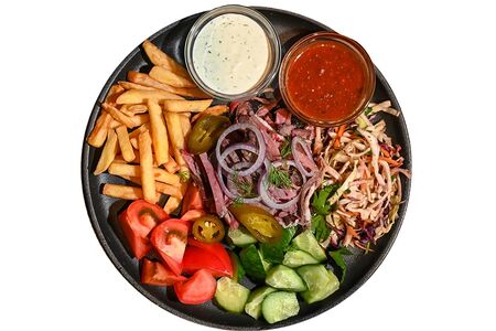 Шаурма с курицей в тарелке