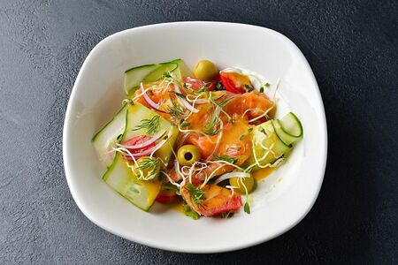 Салат со слабосолёным тунцом, мякотью грейпфрута и трюфельным кремом
