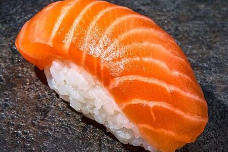 Нигири с лососем