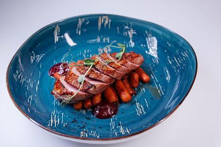 Утиная грудка с карамелизированной морковью и ягодным консоме