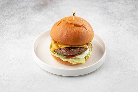 Роял бургер с фирменным бифштексом и соусом BBQ