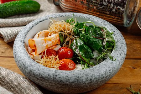 Салат с подкопченным цыпленком, шпинатом и сырным муссом