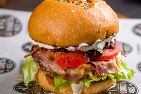 Бургер с луком конфи