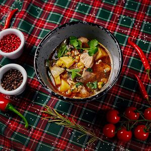 Томатный суп из мякоти баранины с печеными овощами и нутом