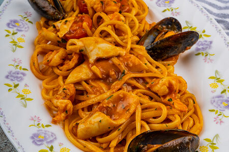 Лингвини с морепродуктами в томатном соусе