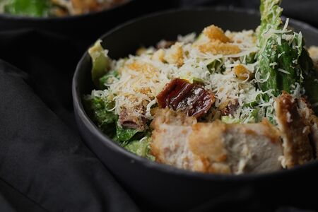 Салат с курицей и вялеными томатами