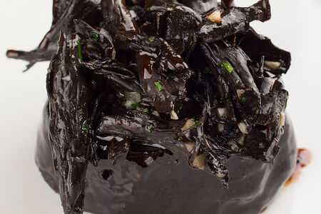 Говядина в пепле, яблочный демиглас, лисички