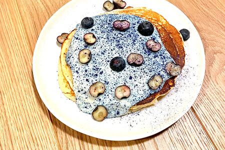 Панкейки с заварным кремом и голубикой