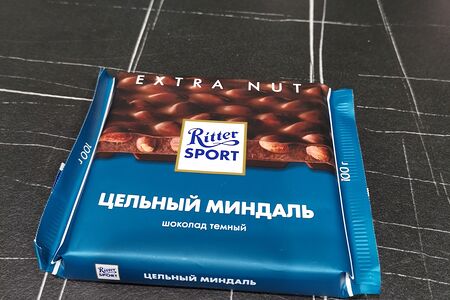 Шоколад Ritter sport цельный миндаль