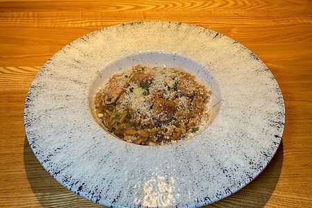 Орзо с белыми грибами и куриным филе в сливочном соусе