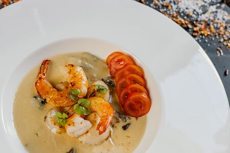 Морской гребешок с тигровыми креветками