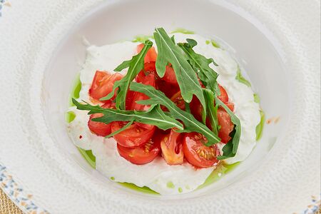 Салат с томатами и страчателлой