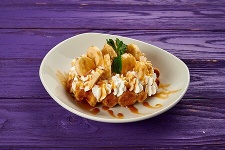 Вафля с бананом и соленой карамелью