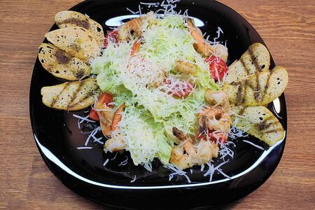 Салат Цезарь с креветками