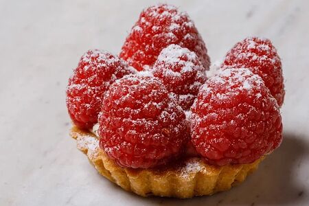 Десерт Корзиночка с малиной