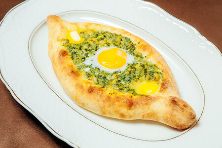 Хачапури-лодочка с сыром, шпинатом и яйцом