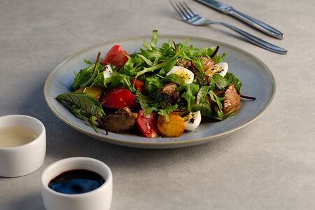 Теплый салат с куриной печенью