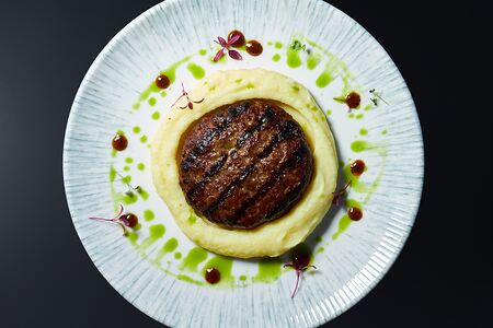 Котлета из говядины с сыром и картофельным пюре