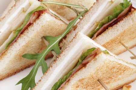 Сэндвич с беконом и грушей в медово-горчичном соусе