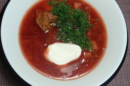 Борщ фирменный со сметаной