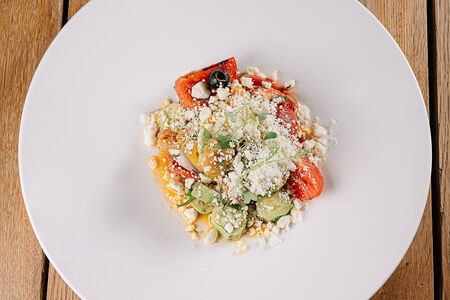 Салат с запеченными овощами и сыром сиртаки