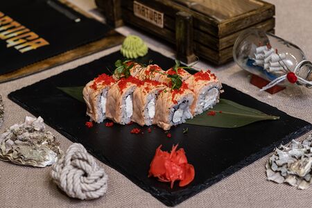 Ролл с обожжённым лососем Запеченный