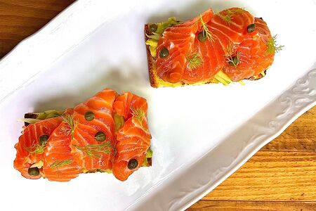 Брускетта с подкопченным лососем