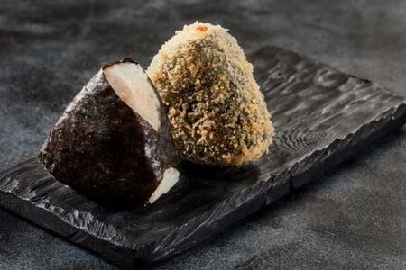 Онигири с курицей в сухарях