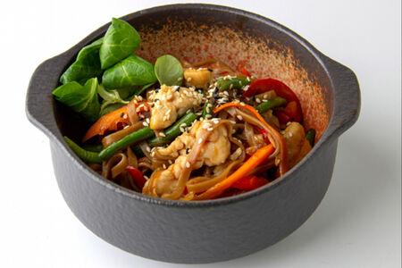 Вок с куриной грудкой и овощами