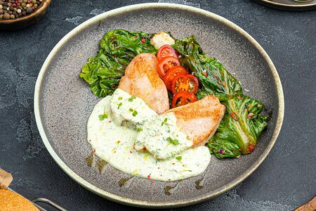 Индейка су-вид с соусом блю чиз и печеным ромейном