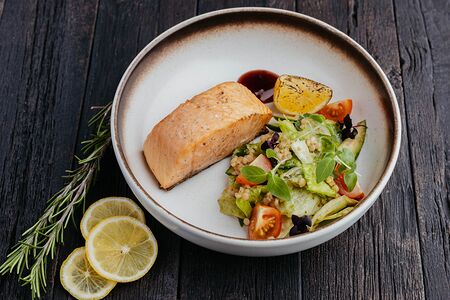 Средиземноморский запечённый лосось