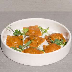 Равиоли с начинкой из шпината, миндальной рикотты и кедровых орехов